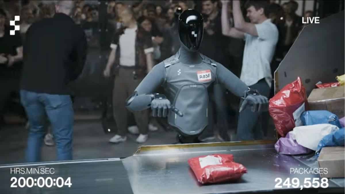 Человекоподобный робот Роуз компании Figure AI во время автономной сортировки посылок / © Figure AI