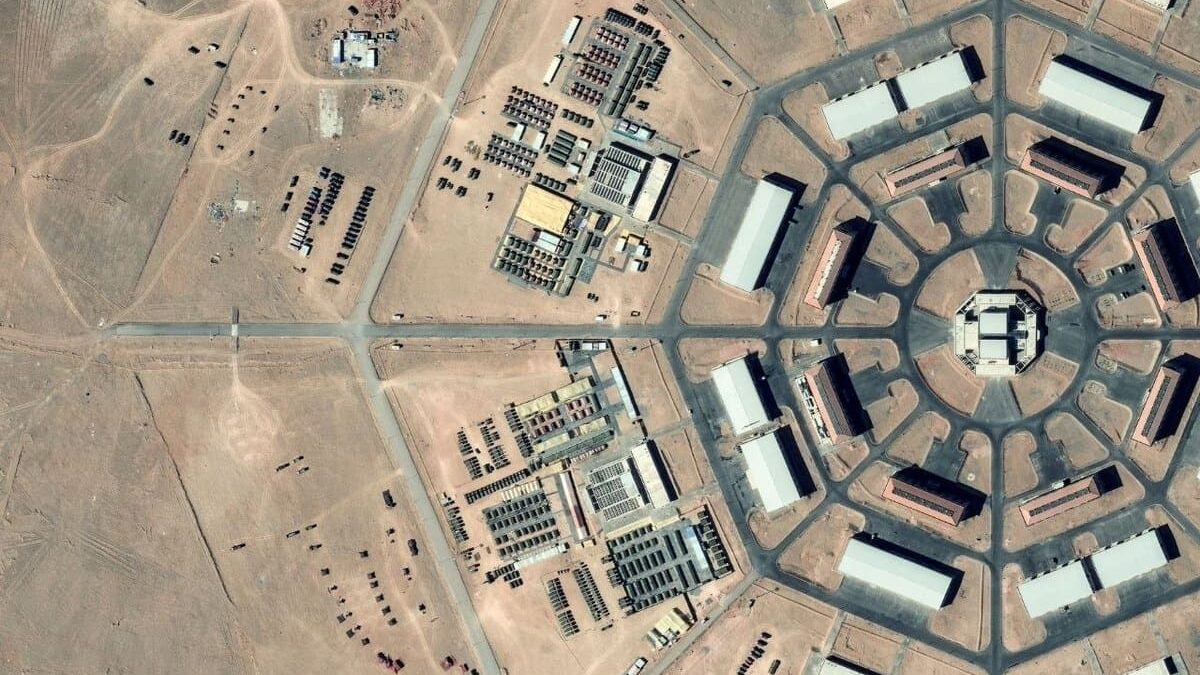 Спутники зафиксировали масштабное военное строительство Китая вблизи ядерных шахт в Синьцзяне