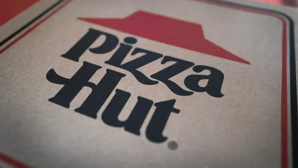 Франчайзи Pizza Hut подал иск на $100 млн из-за сбоев ИИ-системы доставки