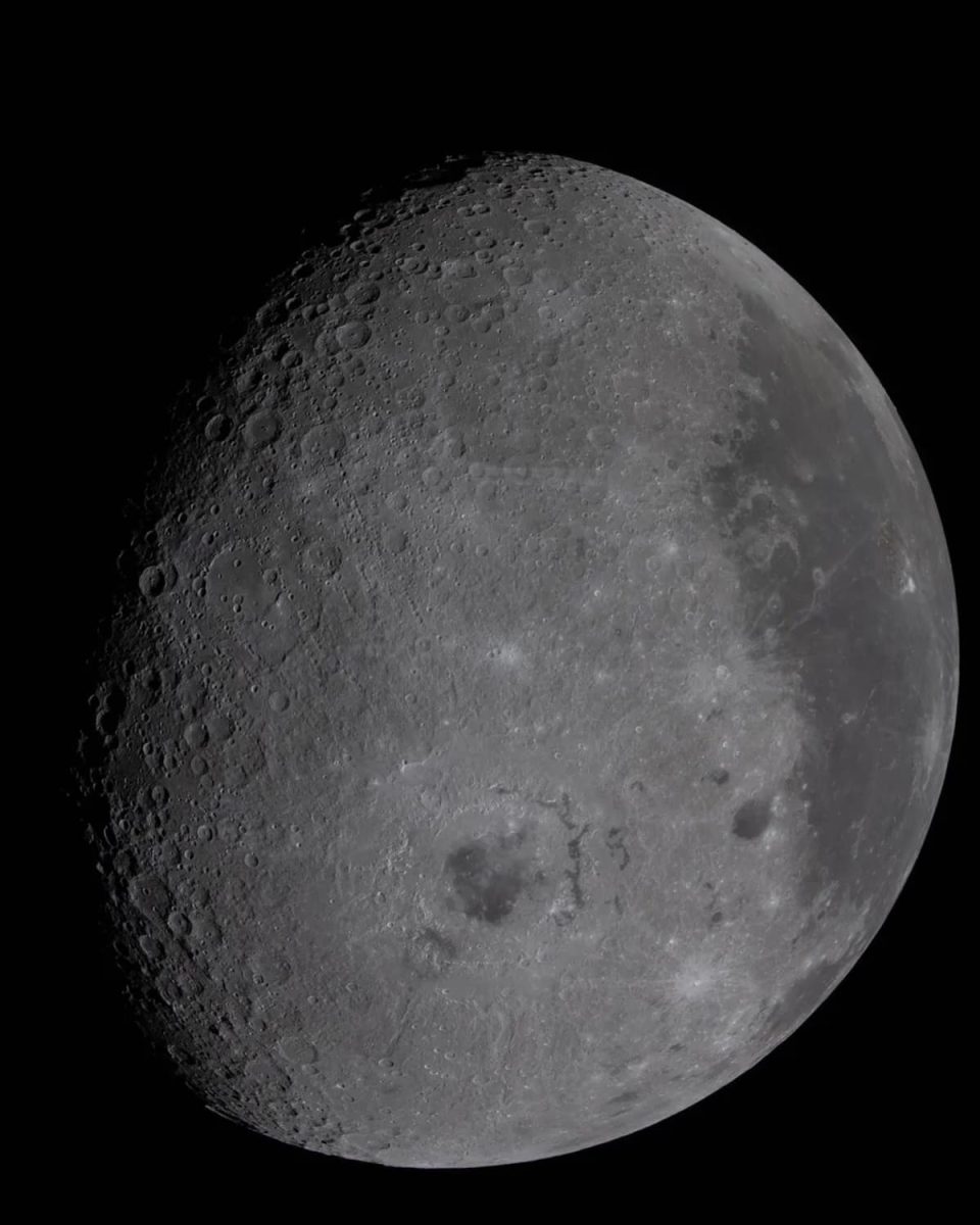 Обратная сторона Луны / © NASA
