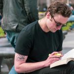Билингвы быстрее распознавали эмоциональную окраску слов на родном языке, но погружение сокращало разрыв