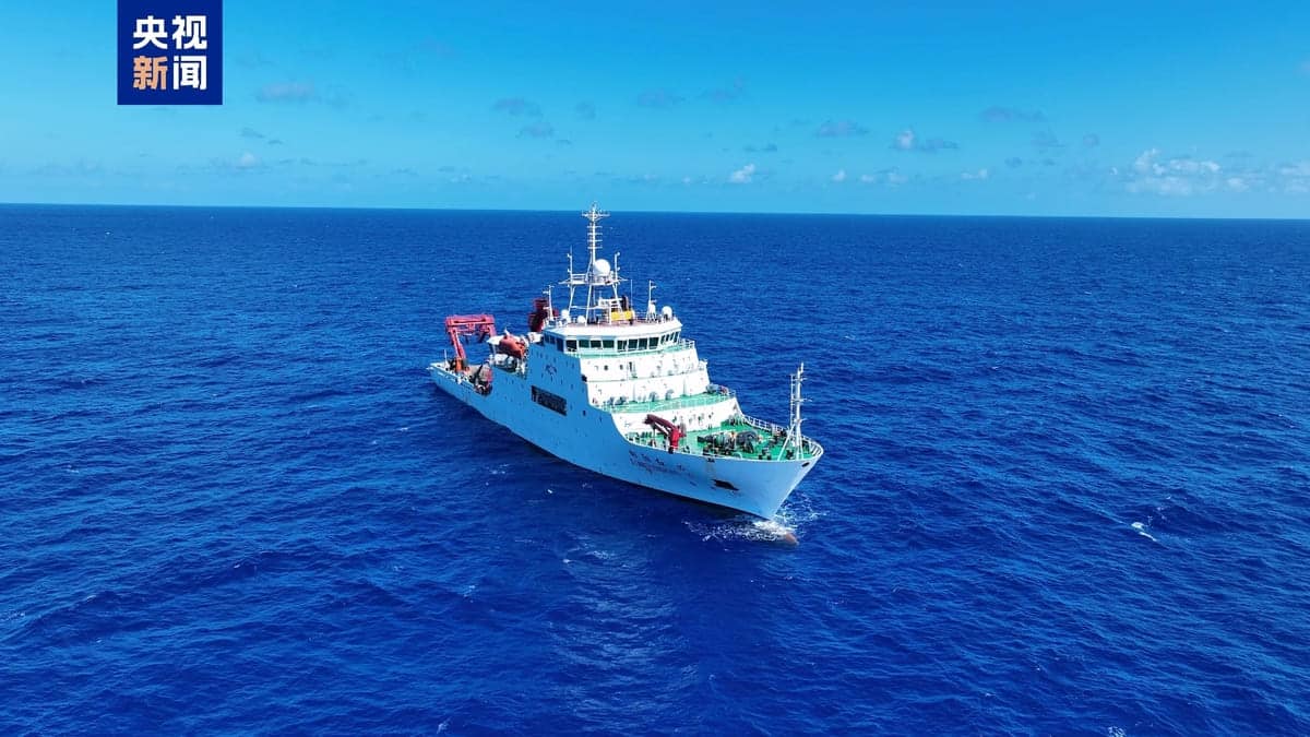 Исследовательское судно проводит операции в море / © CMG