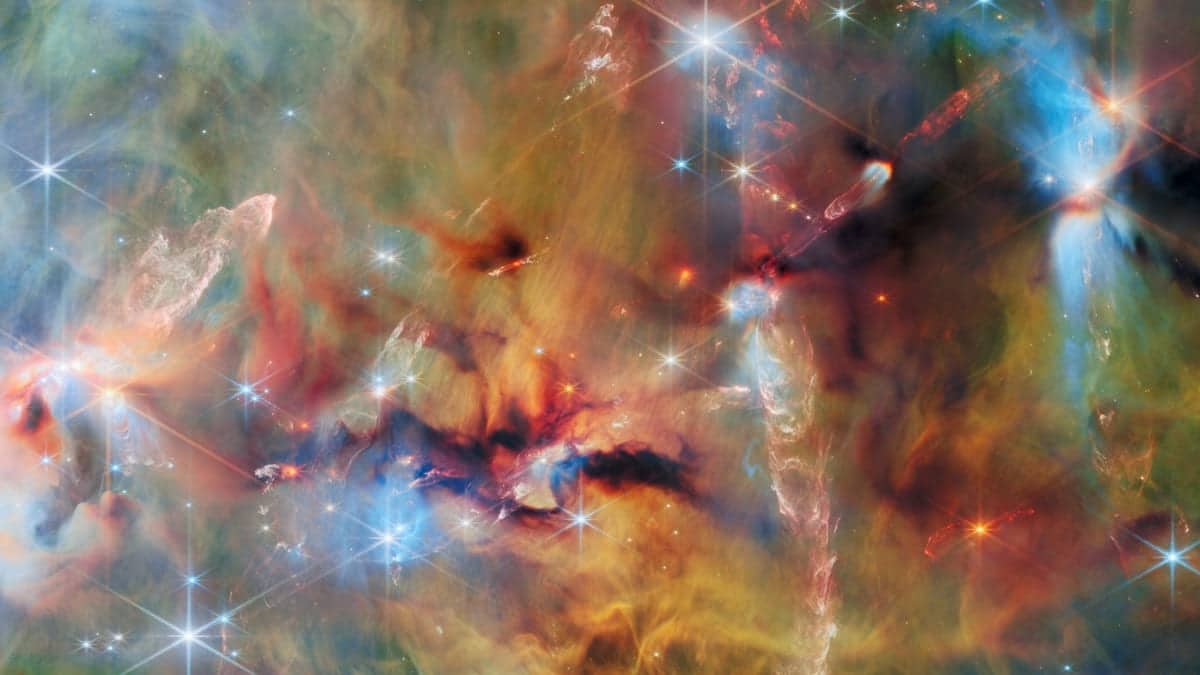 Звездообразующие облака Ориона A / © NASA