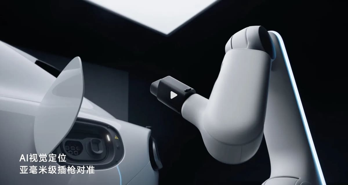 Зарядное устройство с роботизированной рукой / © Xiaomi