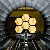 Космический телескоп «Джеймс Уэбб» (JWST), зафиксировавший «маленькие красные точки» в 2022 году
