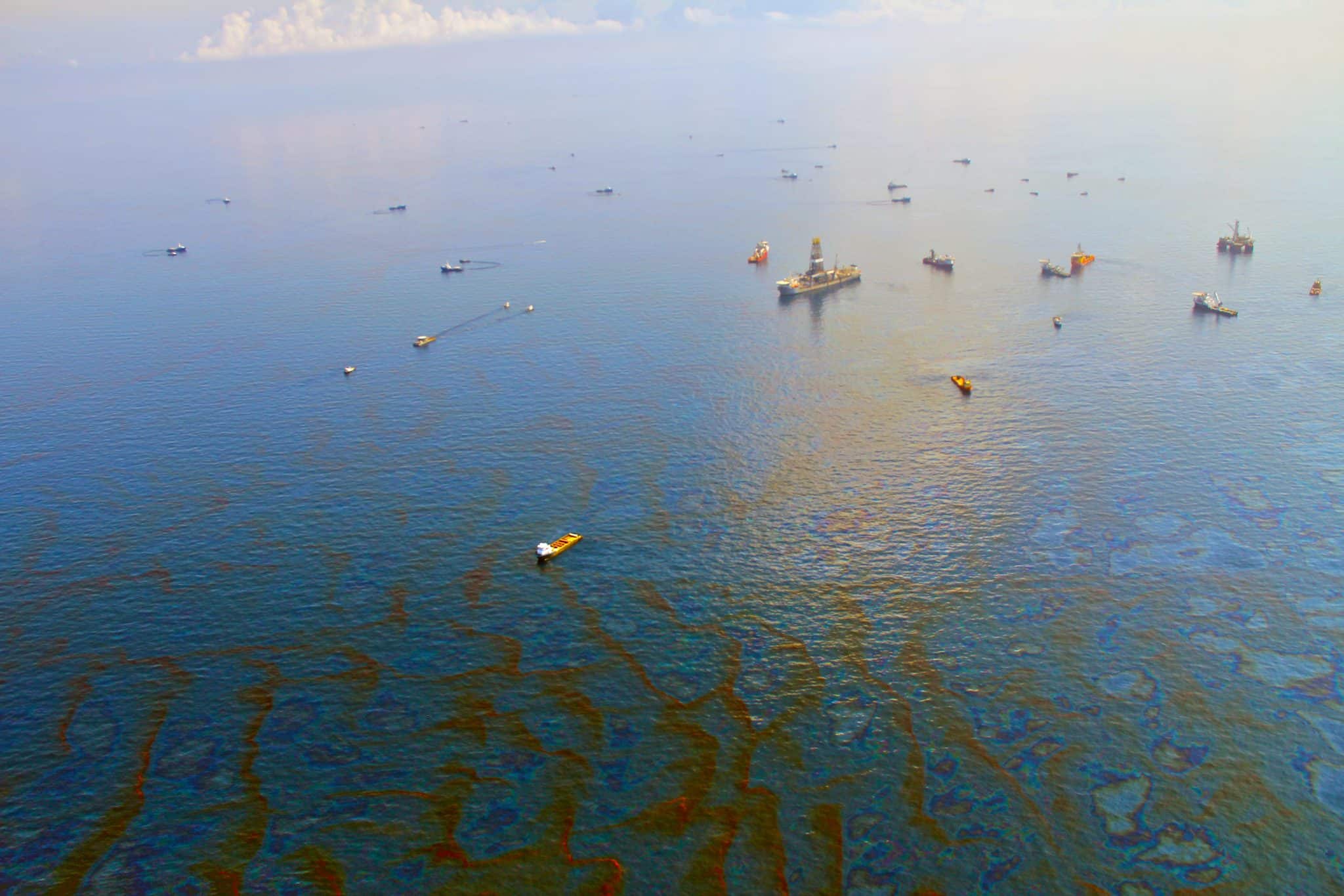 Разливы нефти в открытом море остаются одной из самых сложных экологических катастроф — но учёные продолжают разрабатывать новые способы борьбы с ними