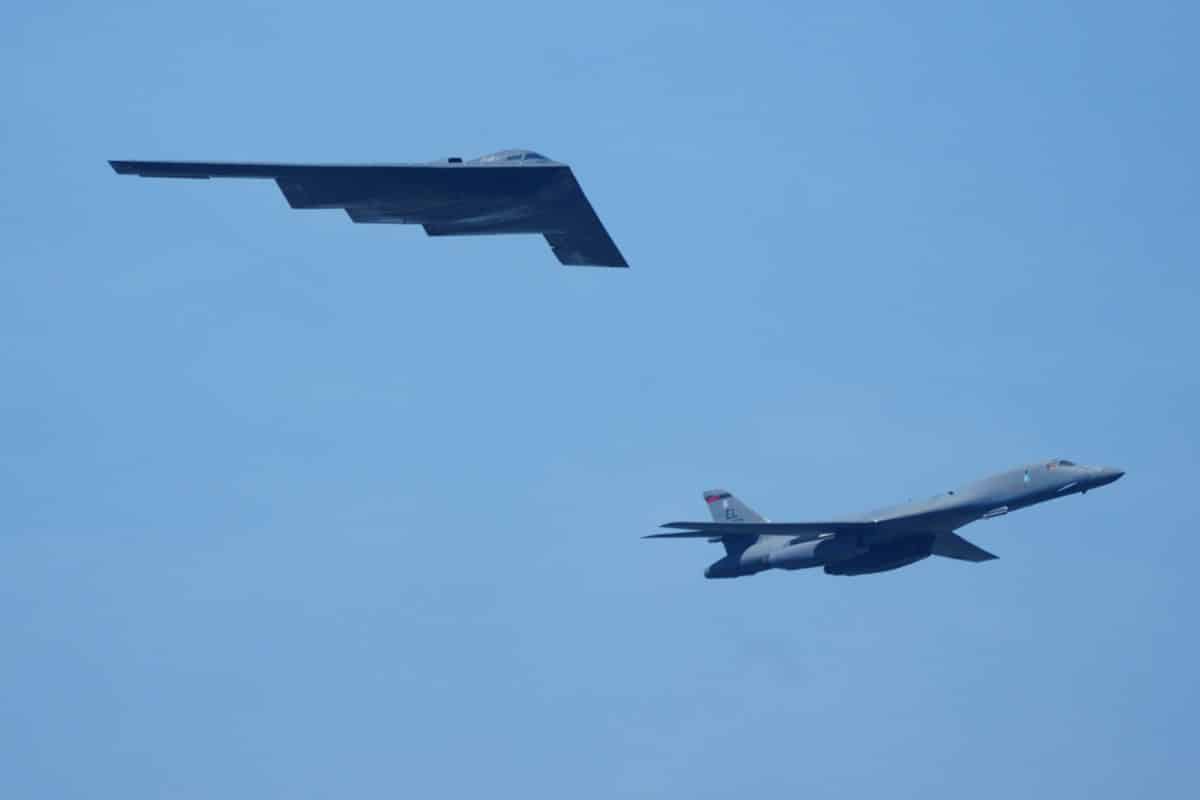 Стратегический бомбардировщик B-2 и сверхзвуковой бомбардировщик B-1 / © James Keivom, New York Post