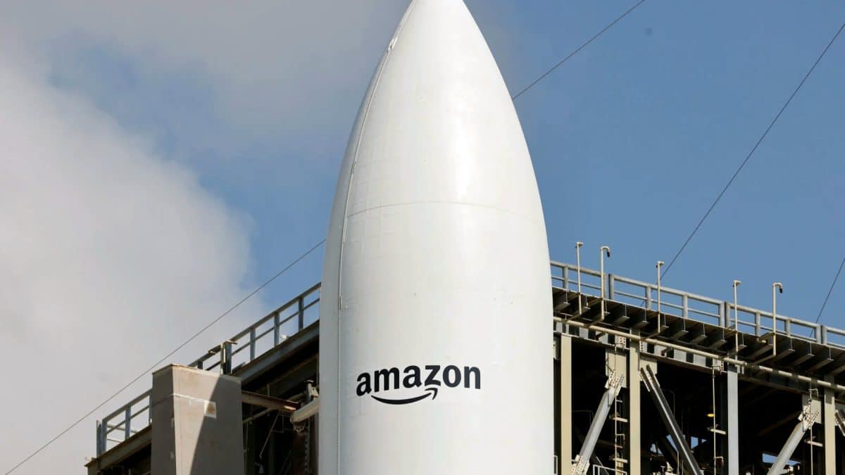 Ракета Atlas V компании United Launch Alliance с интернет-спутниками компании Amazon на стартовой площадке космодрома на мысе Канаверал (штат Флорида, США) во время подготовки к запуску, 28 апреля 2025 года / © Joe Skipper / Reuters