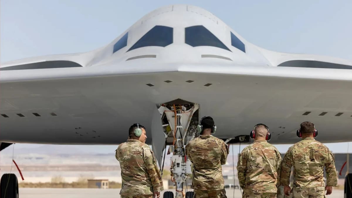 Военнослужащие перед B-21 Raider / © USAF