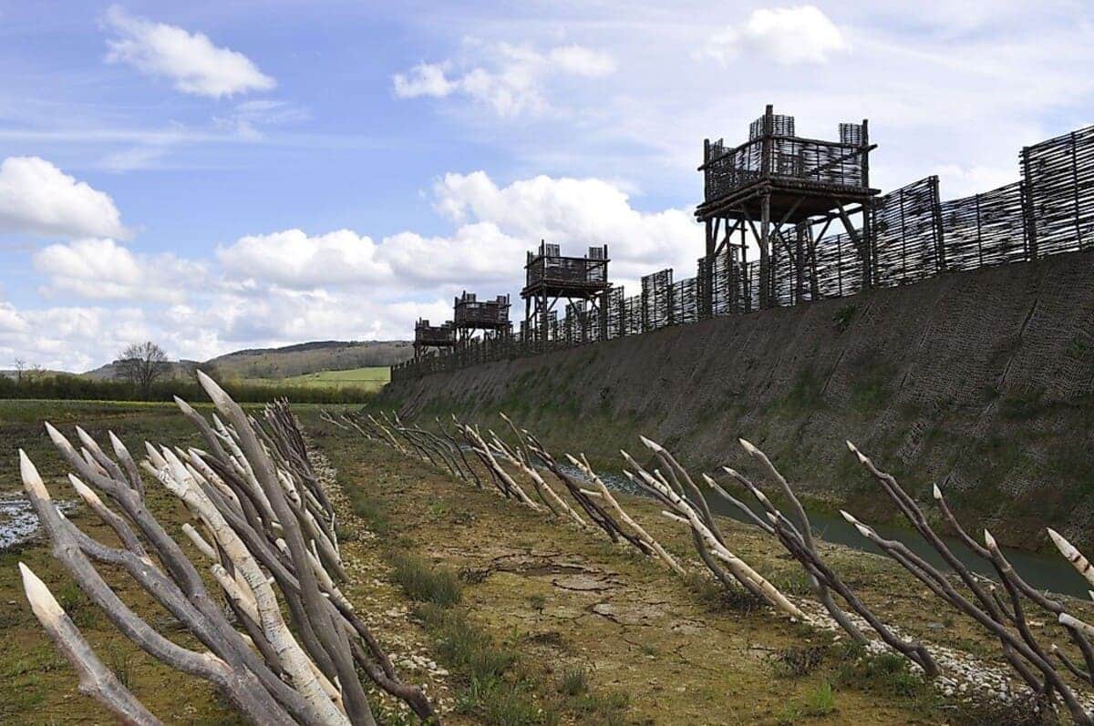 Современная реконструкция укреплений Алезии / © Wikimedia Commons