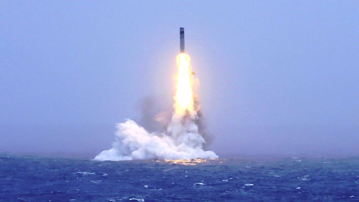 Пуск баллистической ракеты подводного базирования / © ВМС НОАК