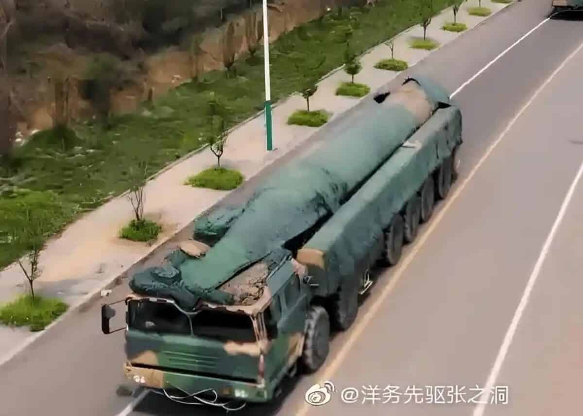 Ракета DF-26 на мобильной колесной установке / © CCTV