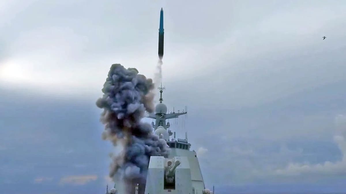 Китай впервые показал запуск гиперзвуковой противокорабельной ракеты YJ-20 с эсминца Type 052D / © НОАК