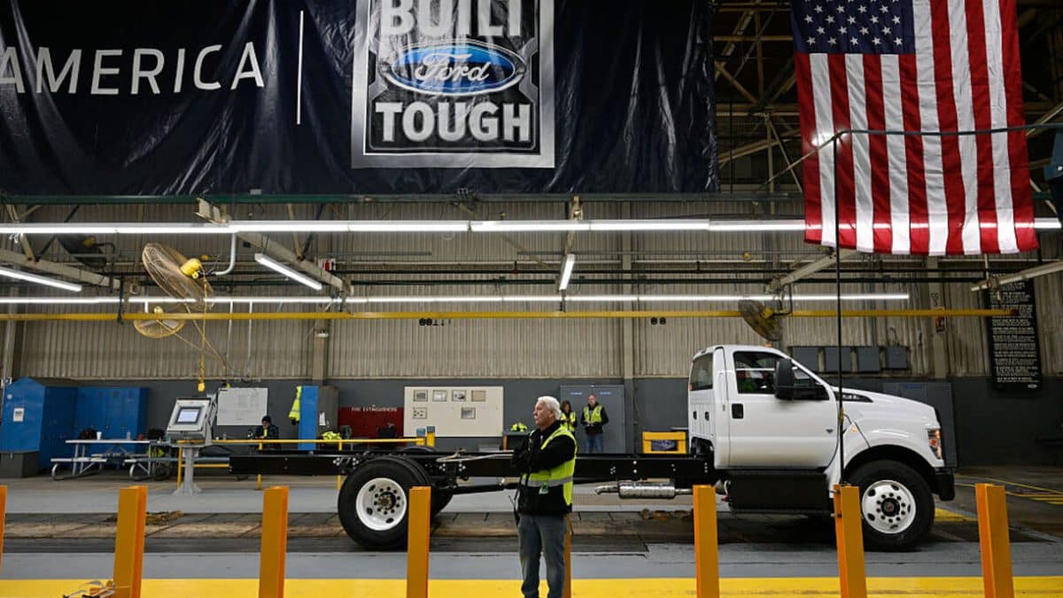 Ford наняла 350 опытных инженеров после неудач с ИИ в контроле качества