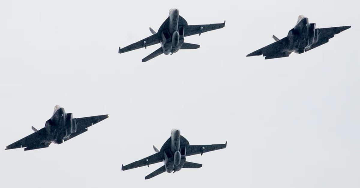 Группа истребителей F/A-18E/F Super Hornet и F-35C Lightning II ВМС США / © air.show