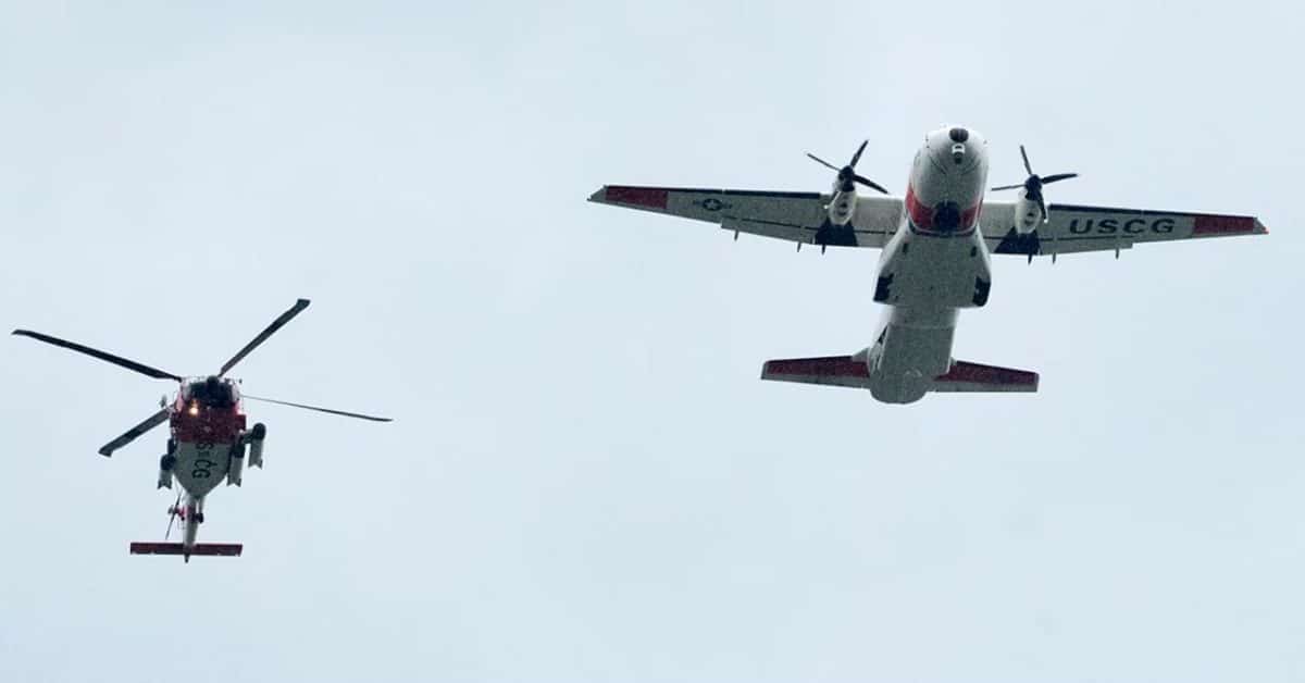 Многоцелевой самолет C-27J Spartan Береговой охраны США в сопровождении вертолёта MH-60S Knighthawk / © air.show