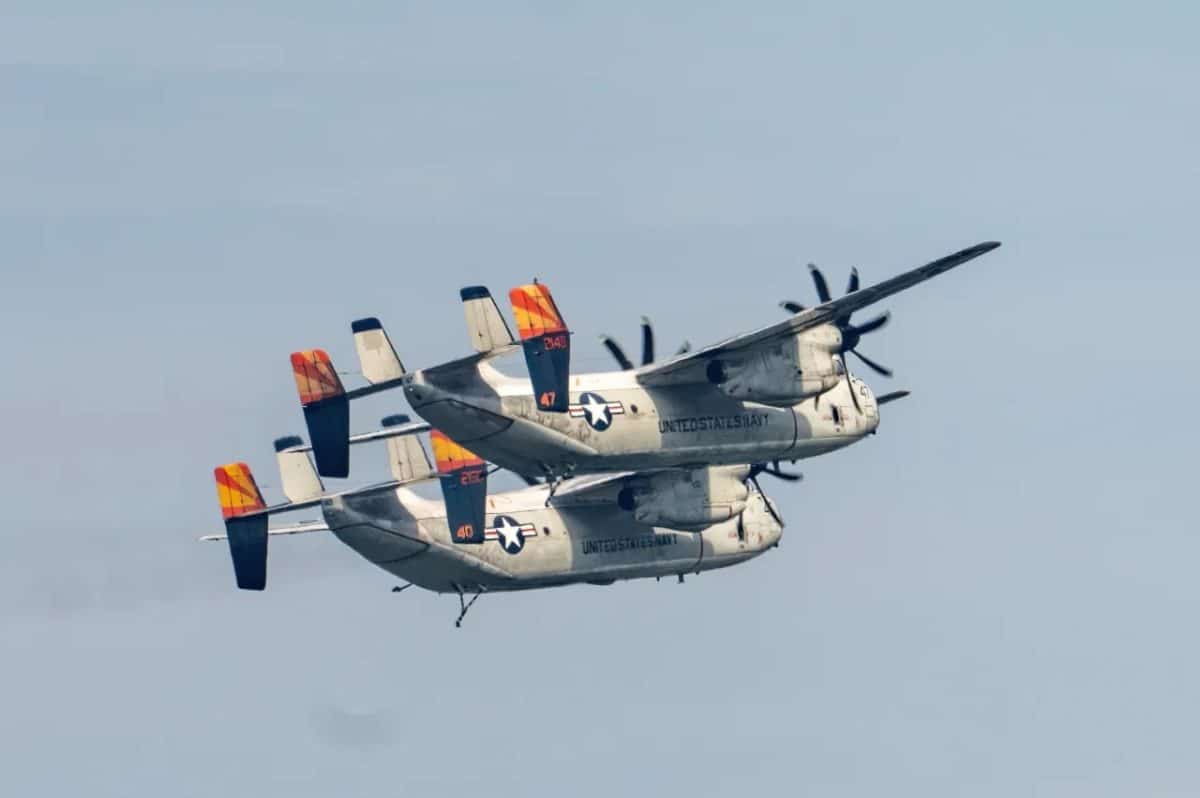 Пара военно-транспортных самолетов C-2 Greyhound ВМС США / © air.show