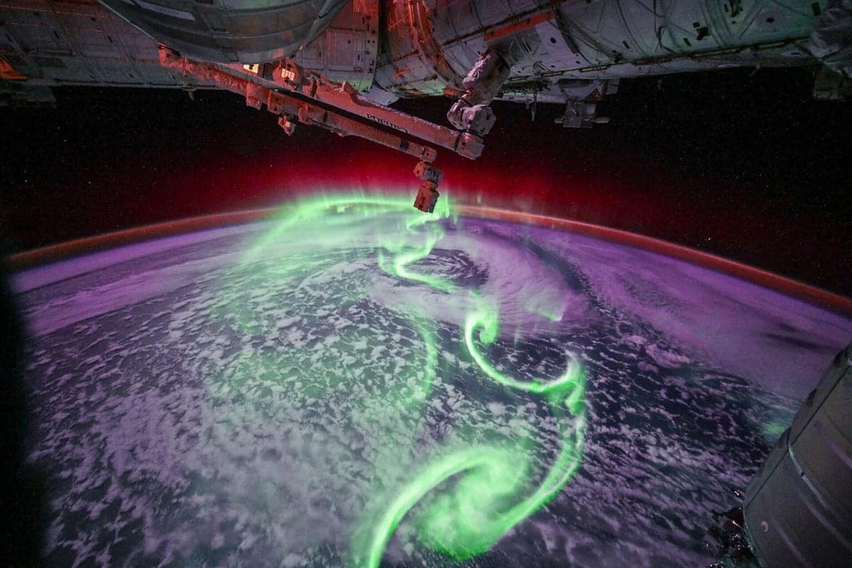 Полярное сияние с борта МКС / © ESA / NASA — S. Adenot