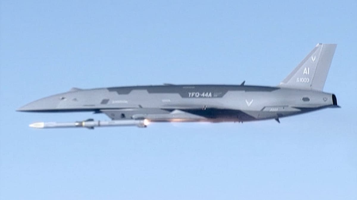 Беспилотный «истребитель» YFQ-44A Fury впервые запустил ракету AIM-120 AMRAAM / ©