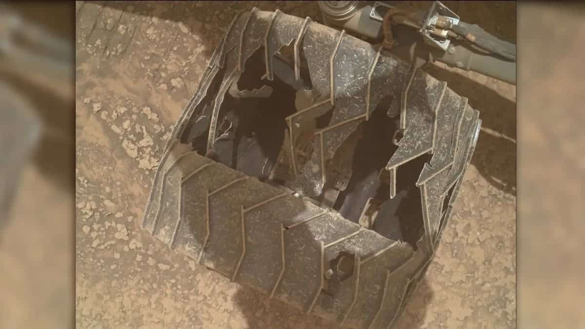 Состояние колеса Curiosity после почти 14 лет работы на Марсе / © NASA