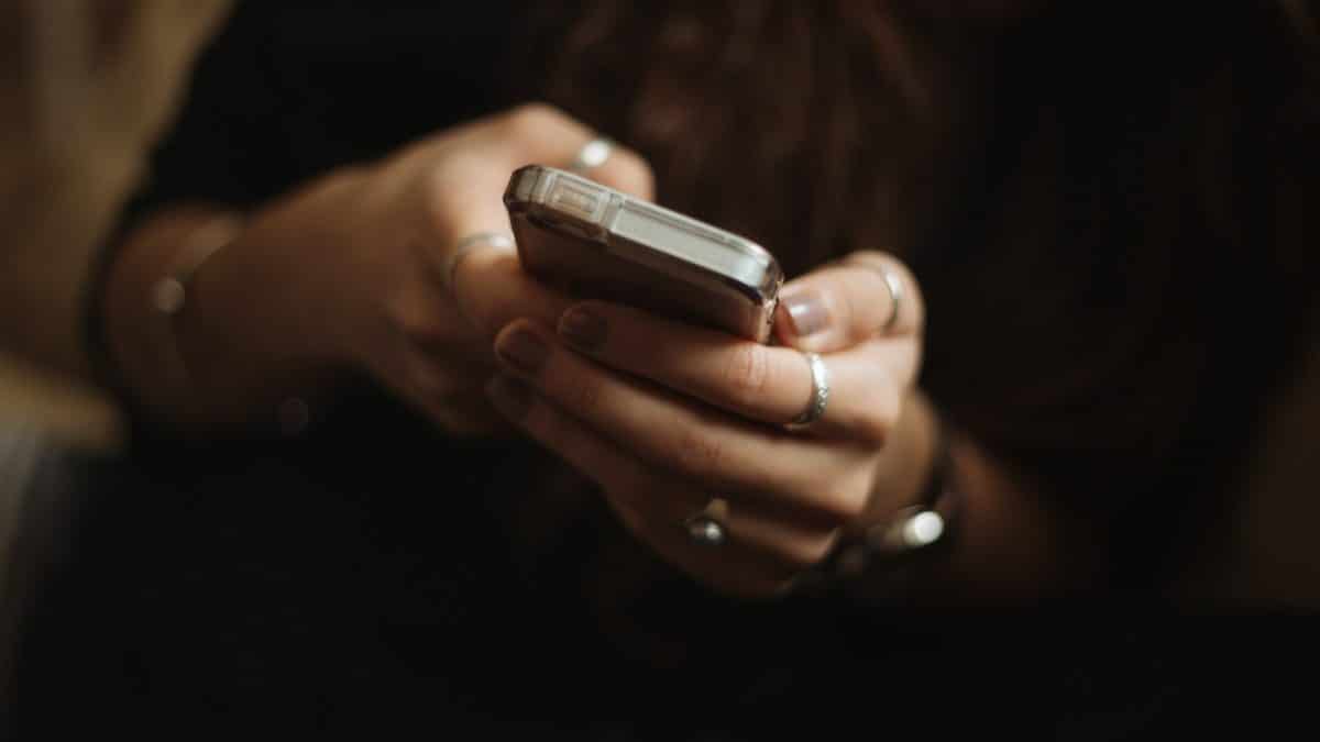 أكبر مراجعة لمنظمة الصحة العالمية منذ 28 عامًا لا تجد أي صلة بين الهواتف المحمولة وسرطان الدماغ أكبر مراجعة لمنظمة الصحة العالمية منذ 28 عامًا لا تجد أي صلة بين الهواتف المحمولة وسرطان الدماغ