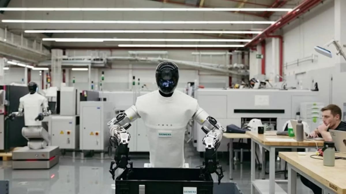 Человекоподобный робот загружает ящики на заводе Siemens в Эрлангене / ©  Siemens