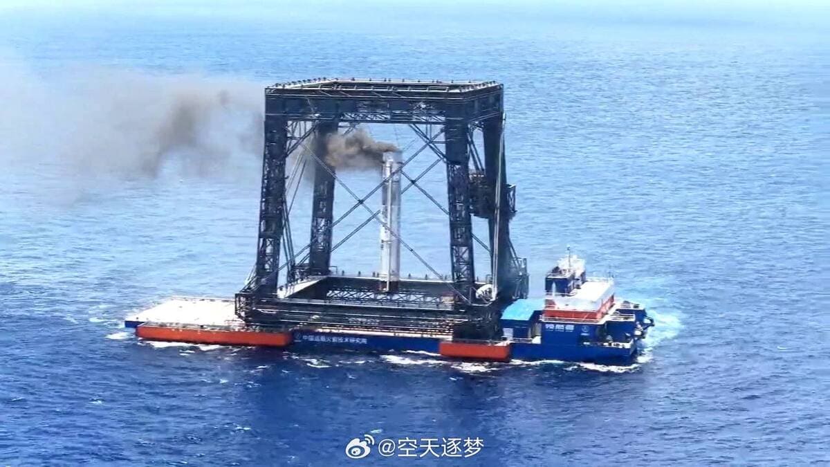 Первая ступень ракеты «Чанчжэн-10B» впервые села на морскую платформу / © China News Service