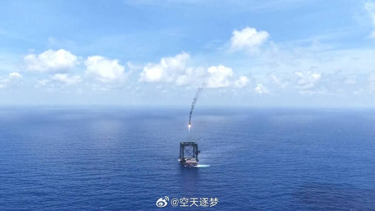 Первая ступень ракеты «Чанчжэн-10B» приближается к морской платформе / © China News Service