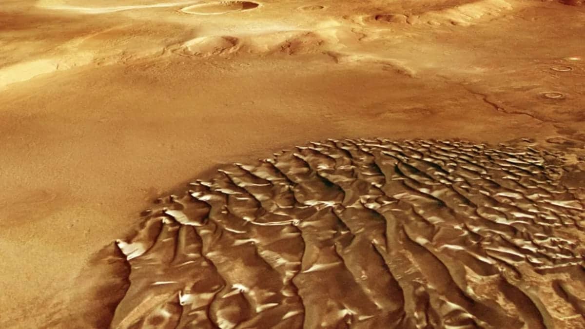 Mars Express запечатлел необычные волнообразные образования на поверхности Марса / © ESA / DLR / FU Berlin