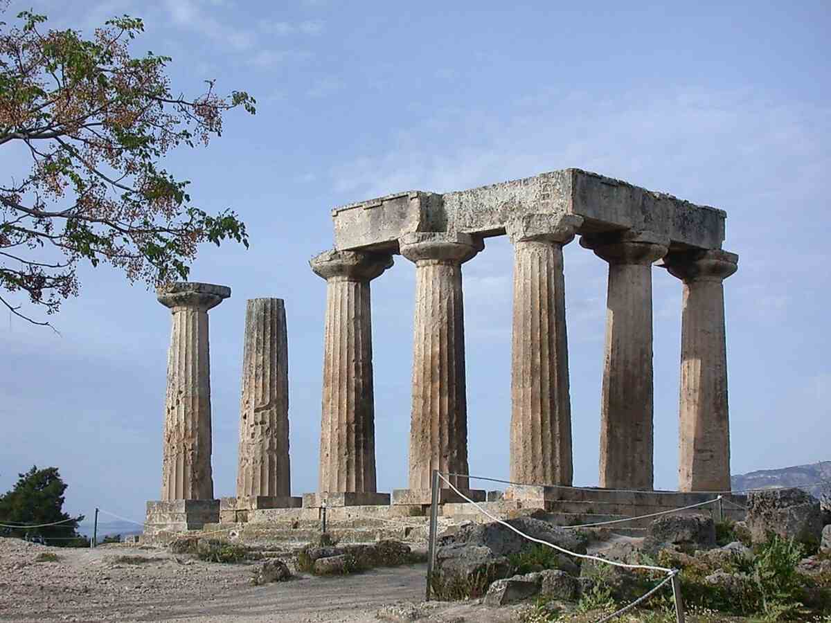 Храм Аполлона в Коринфе / © Wikimedia Commons