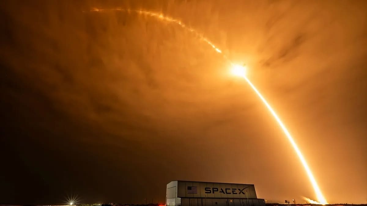 Запуск ракеты Falcon 9 со станции космических сил на мысе Канаверал во Флориде 14 июля 2026 года / © SpaceX