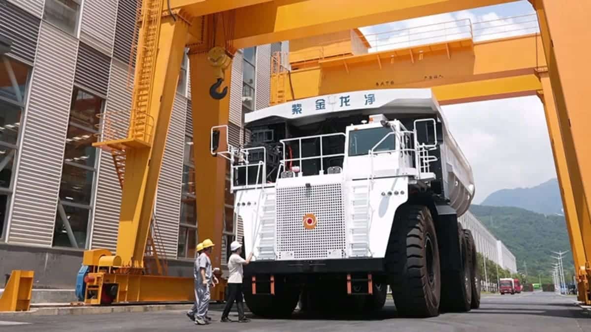 Крупнейший в Китае полностью электрический карьерный самосвал / © Zijing Mining