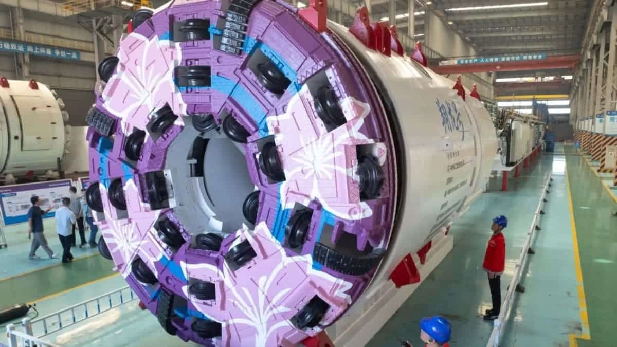 Китай представил первую в мире тоннелепроходческую машину, совмещающую бурение и взрывные работы / © CRSIC