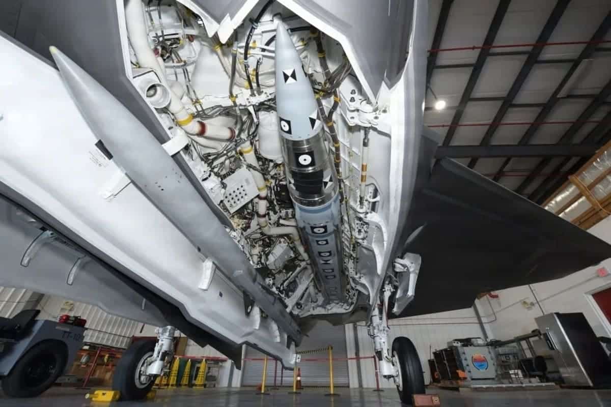 AIM-424 в оружейном отсеке истребителя F-35C / © USN