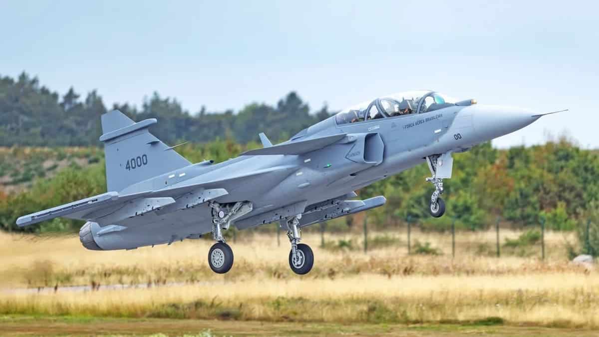 Saab Gripen F: первый полет двухместного истребителя нового поколения