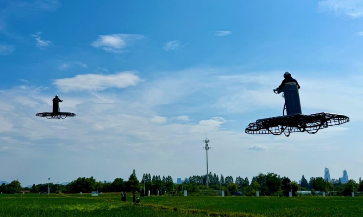 Urban — первый в мире пилотируемый летательный аппарат, рассчитанный на управление человеком в положении стоя / © CoolFly Co