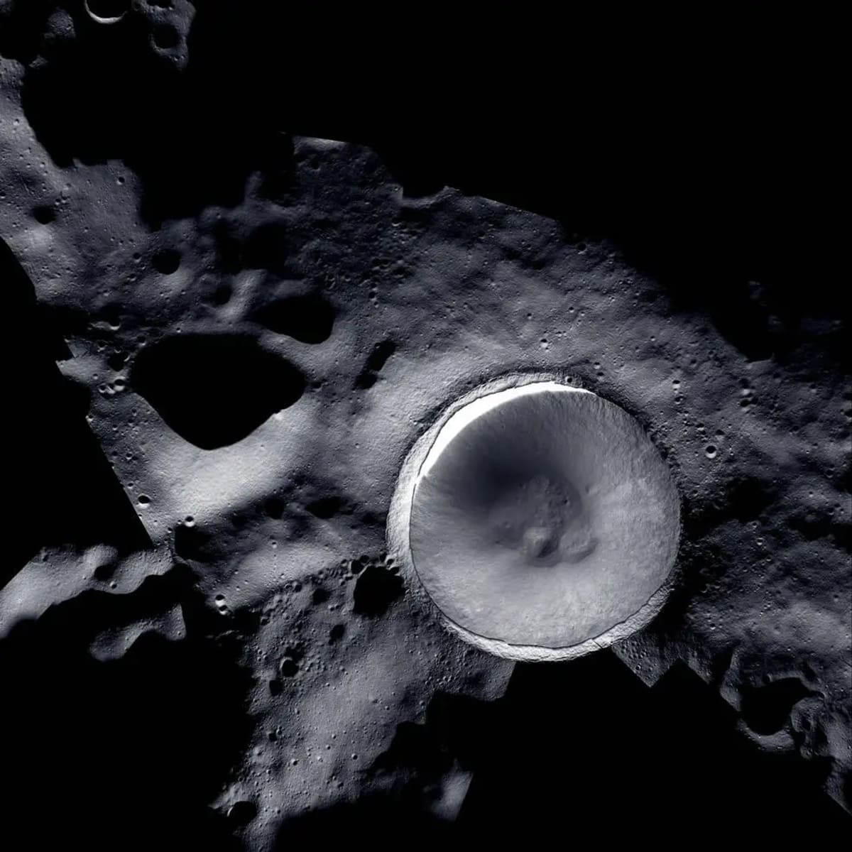 Снимок кратера Шеклтон / © NASA / KARI / ASU