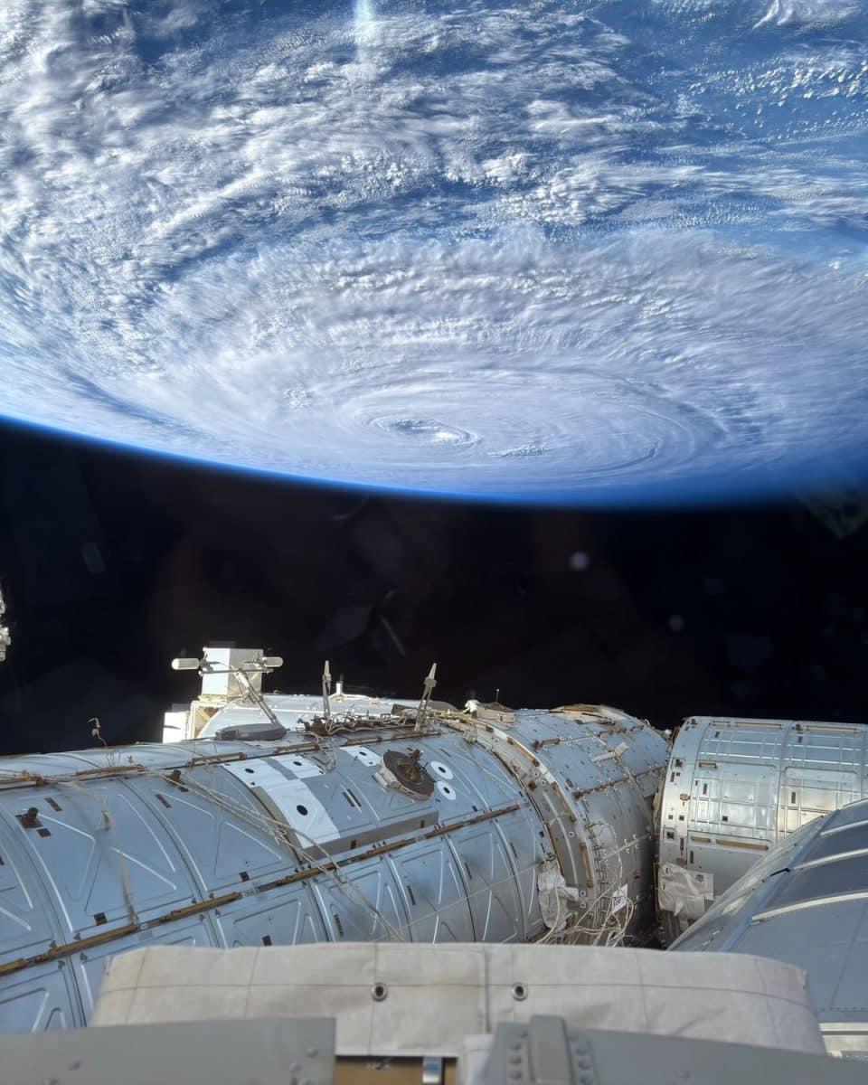 Астронавт запечатлел супертайфун с борта МКС / © Anil Menon / NASA