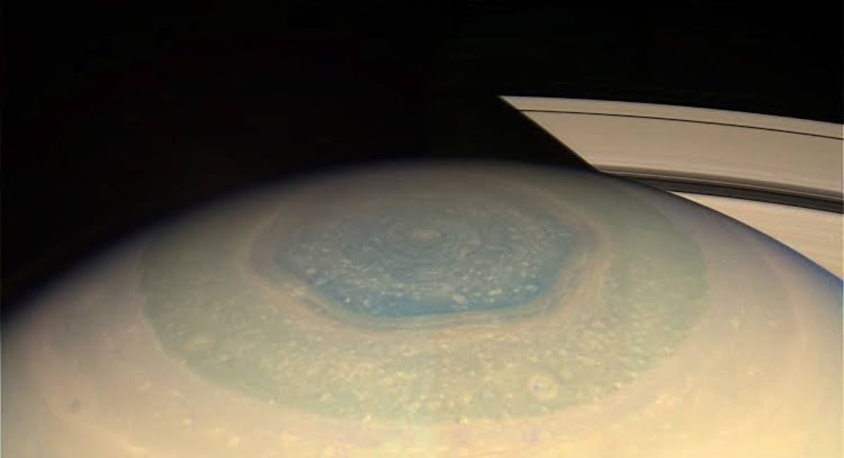 Шестиугольник на Сатурне / © NASA