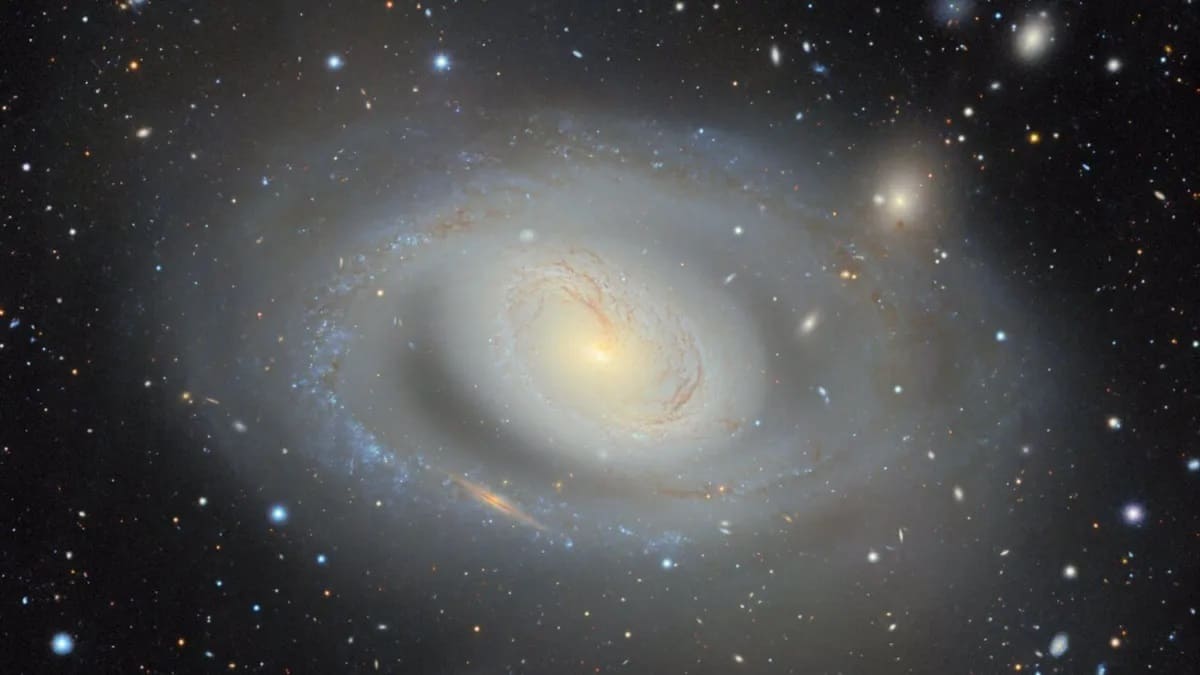 Messier 96 (NGC 3368) / © DESI Legacy Imaging Surveys / LBNL / DOE & KPNO / CTIO / NOIRLab / NSF / AURA