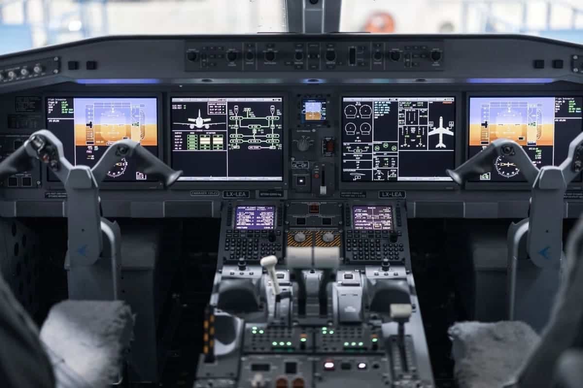Кабина пилота самолета Embraer E195-E2 / © Embraer