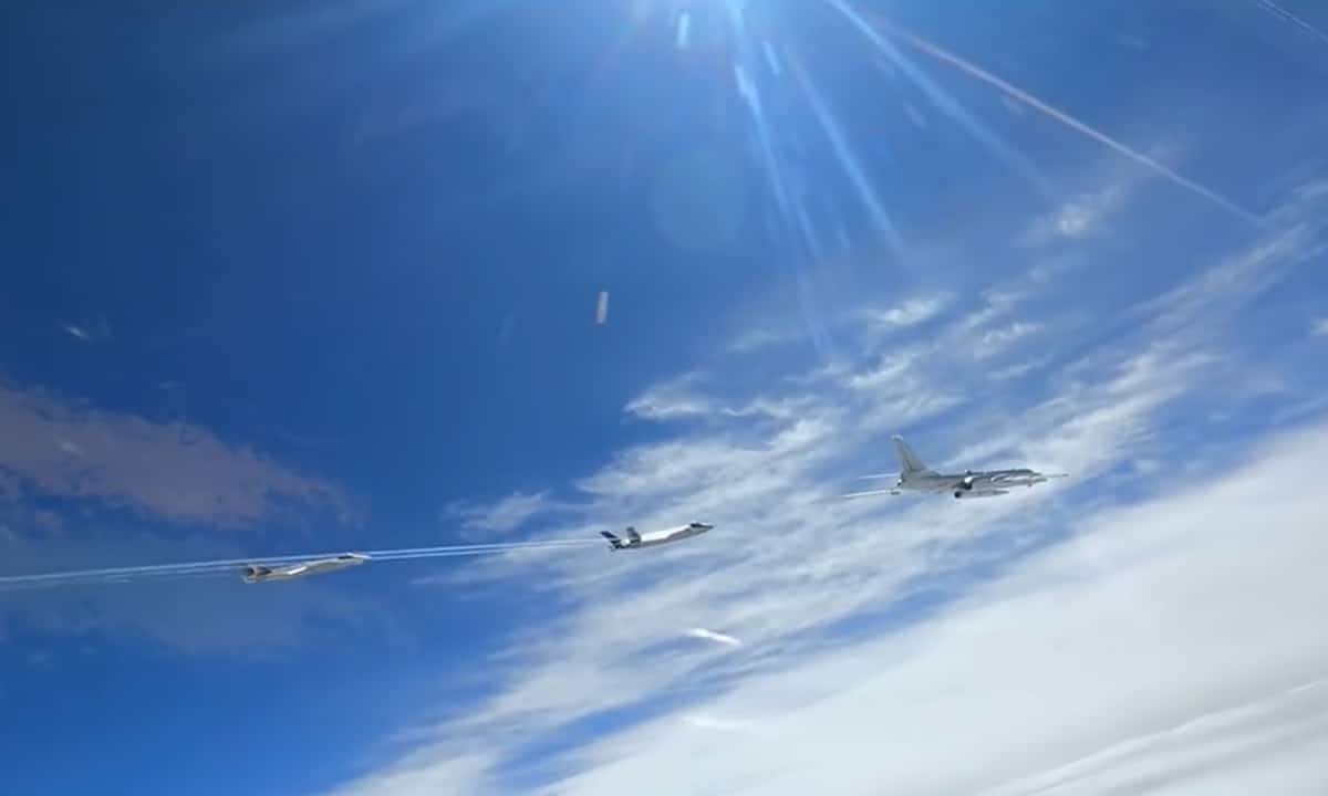 Китайский бомбардировщик H-6N в в сопровождении двух истребителей J-20 / © CCTV&nbsp;