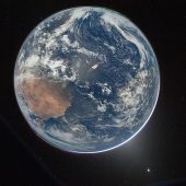 Фотография Земли «Hello, World», сделанная во время миссии Artemis II. На полюсах видны зеленые авроры — в ионосфере частицы солнечного ветра взаимодействуют с магнитным полем Земли с испусканием видимого излучения / © Reid Wiseman, NASA