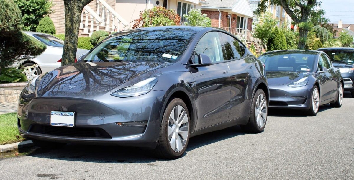 Электромобили Tesla Model Y и Tesla Model 3, которые могут быть оснащены литий-ионными аккумуляторами / © Kevauto, лицензия Creative Commons Attribution-Share Alike 4.0 International