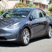 Электромобили Tesla Model Y и Tesla Model 3, которые могут быть оснащены литий-ионными аккумуляторами / © Kevauto, лицензия Creative Commons Attribution-Share Alike 4.0 International