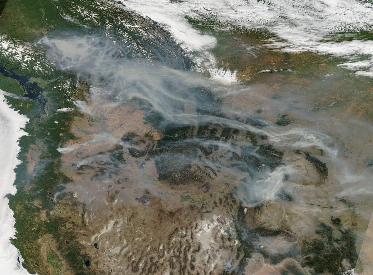 Дым от пожаров над территориями Канады и США / © MODIS Land Rapid Response Team, NASA GSFC