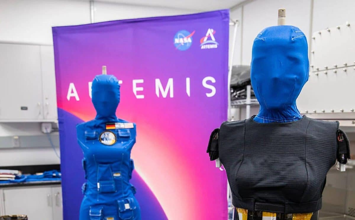 Манекены в защитных жилетах AstroRad во время миссии «Артемида I»