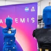 Манекены в защитных жилетах AstroRad во время миссии «Артемида I»