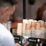 Одноразовые стаканы для кофе выделили миллионы частиц микропластика в горячие напитки