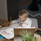 Ученые исследуют индиго-свет как возможный способ профилактики близорукости у детей